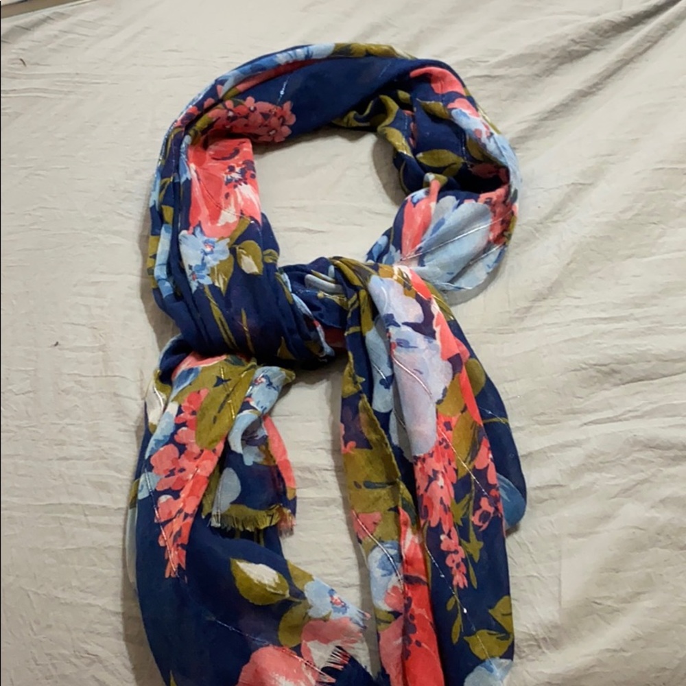 🛍2 for $20!!🛍 Long floral scarf with sequins